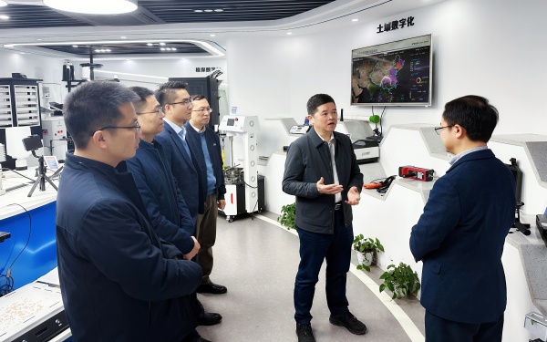 廣西農(nóng)村投資集團有限公司黨委書記、董事長廖應燦一行蒞臨托普云農(nóng)調(diào)研參觀